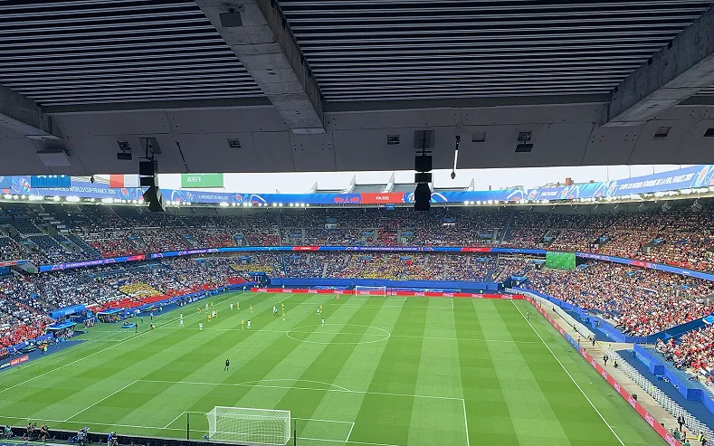 夜色中的大型球场看台与草坪(对阵东道主:再度被拖进加时)